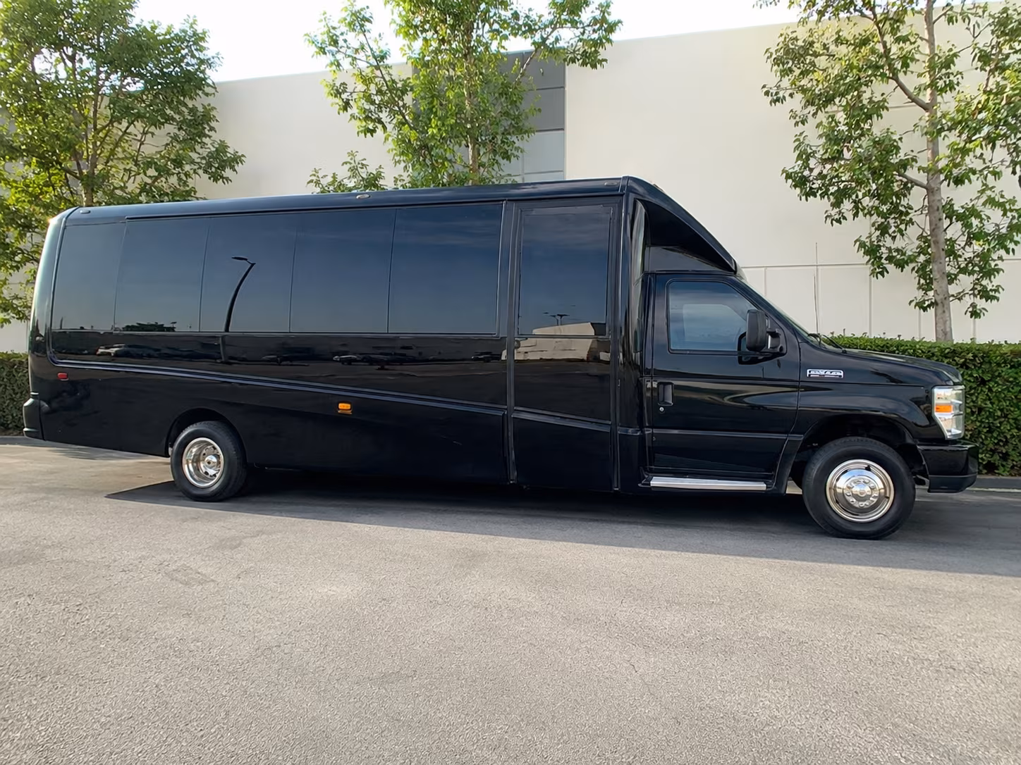 guest shuttles to cuvee wine table and wedding venues around louisville